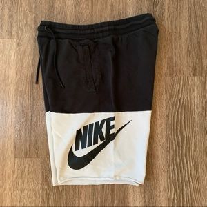 Nike Sportswear Essentials Shorts